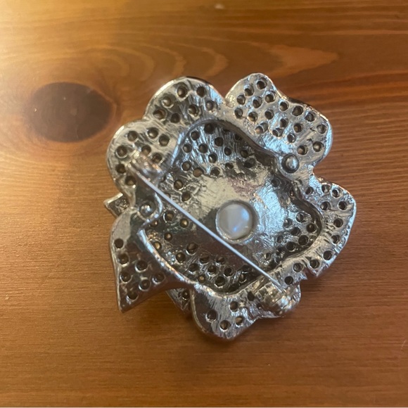 AVALAYA Bridal synthetic pearl & crystal / black & silver / flower brooch / EUC! - Picture 3 of 4